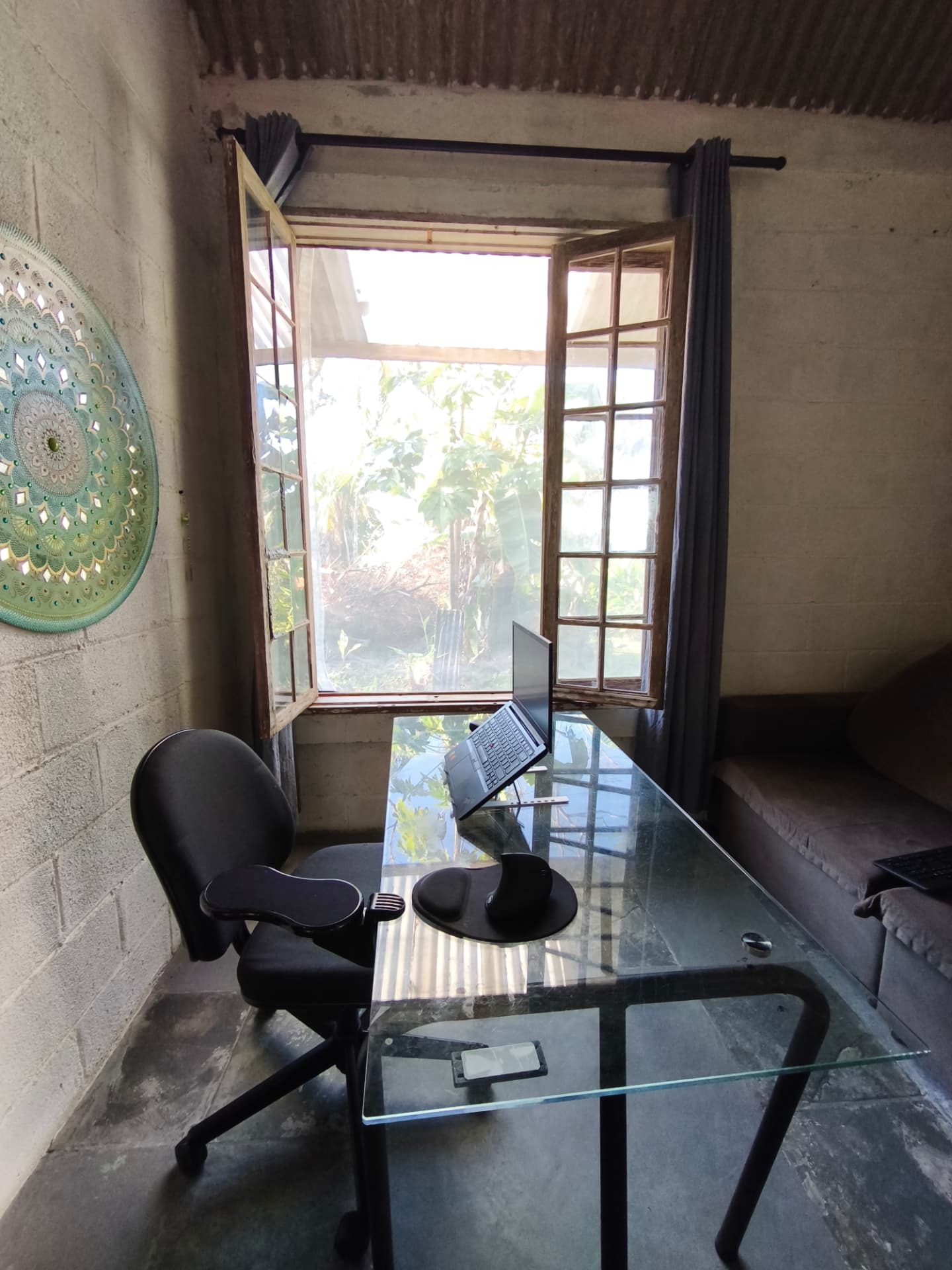 Espaço de trabalho iluminado pela luz natural da manhã