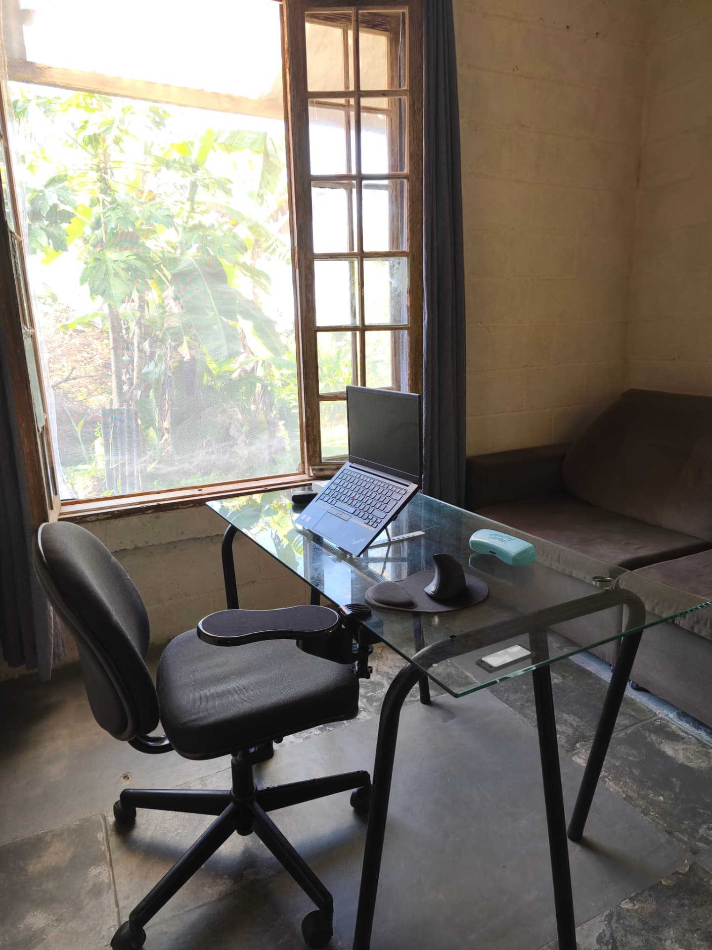 Mesa de trabalho com vista para o bananal