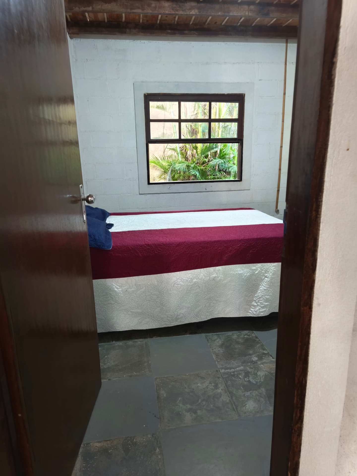 Quarto aconchegante visto da entrada