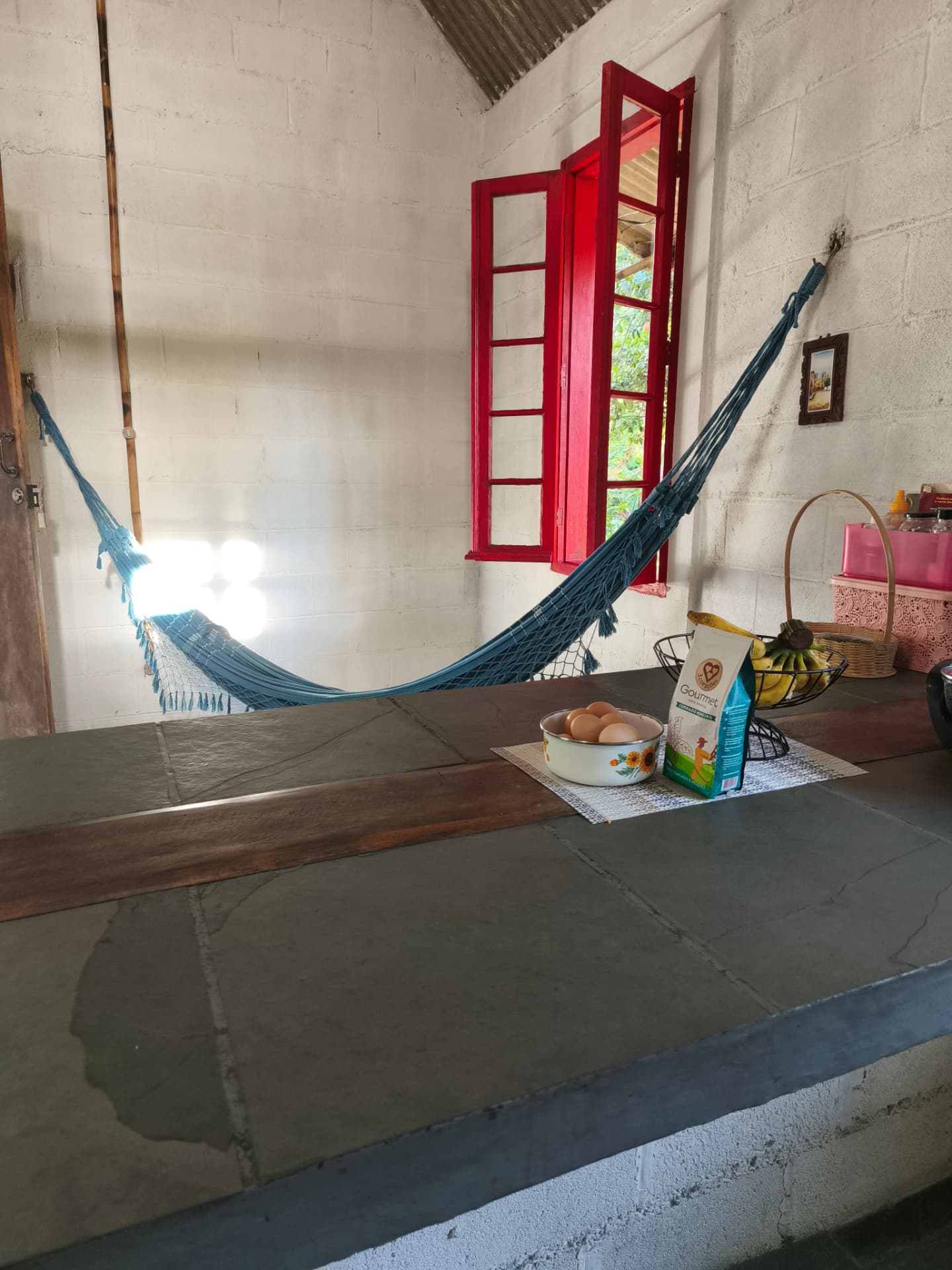 Rede e mesa de pedra no espaço comum