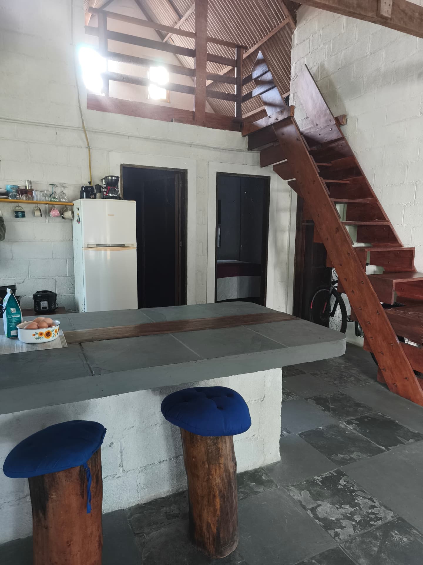Mezanino de madeira e escada na área comum da casa